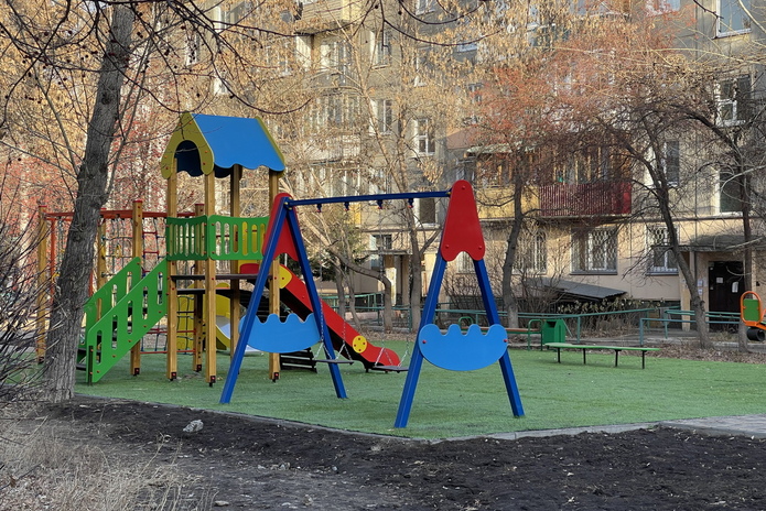 В Усть-Каменогорске новые детские площадки покрывают искусственным газоном
